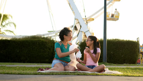 Mujer-Y-Niña-En-El-Parque-De-Atracciones